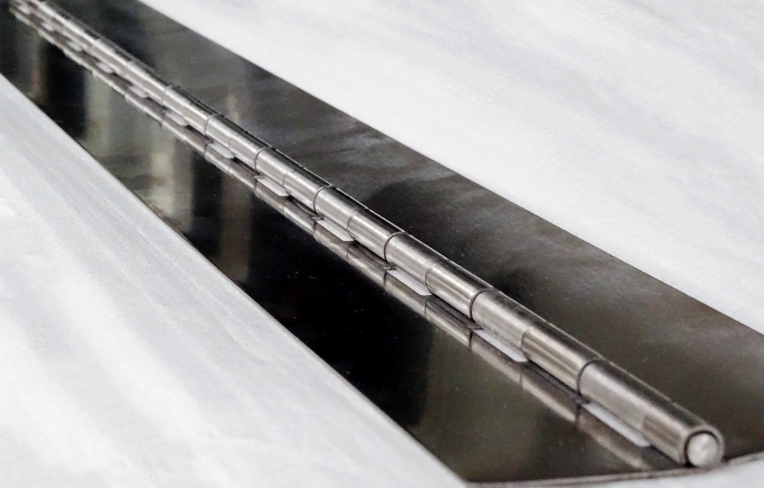 bisagra-tipo-piano-a-medida-plegada-acodada-fabricación-por-pedido-continuous-hinges